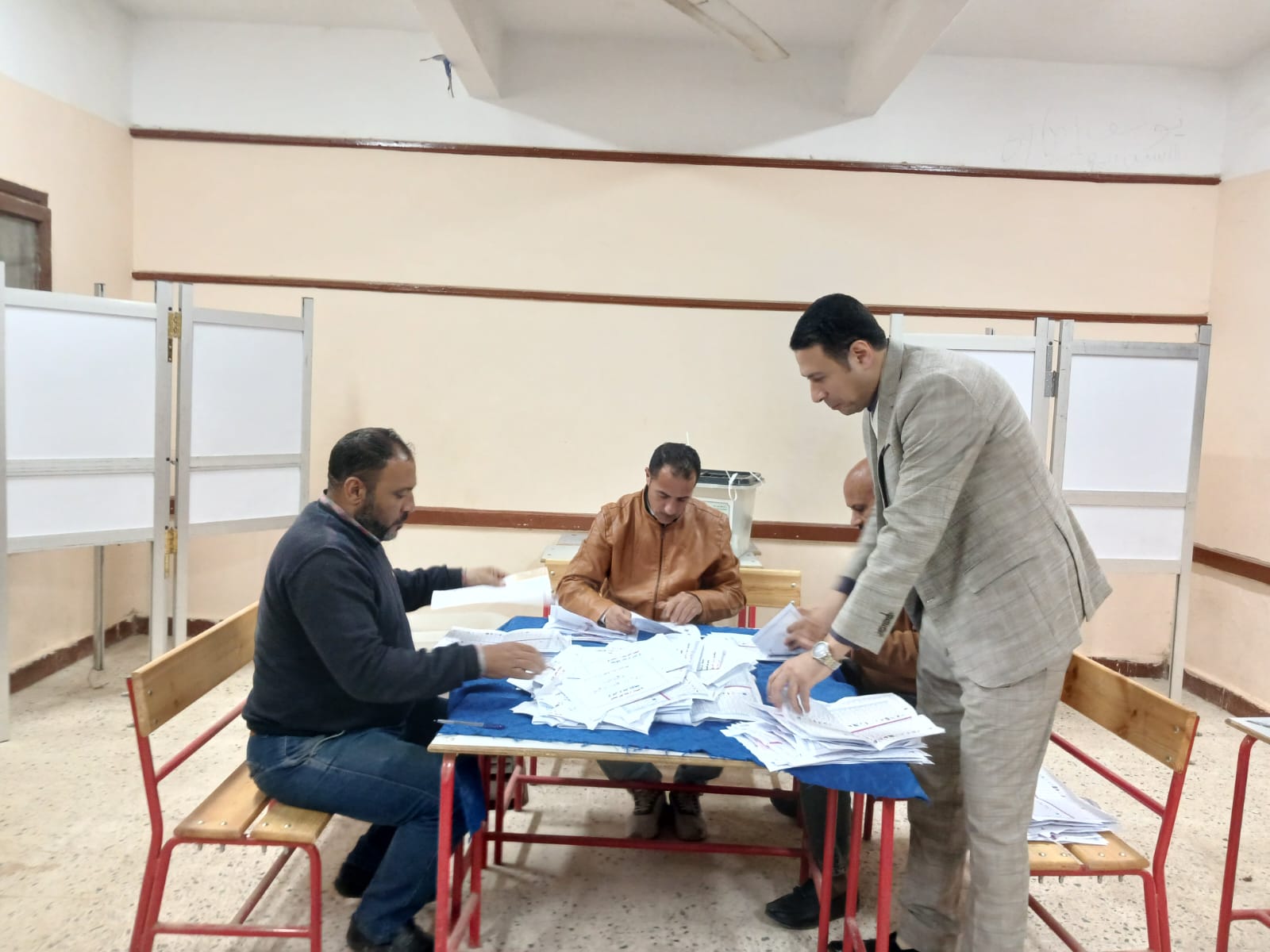 فرز أصوات الناخبين بلجنة 121 بمدرسة الناصرية فى الزقازيق (3)