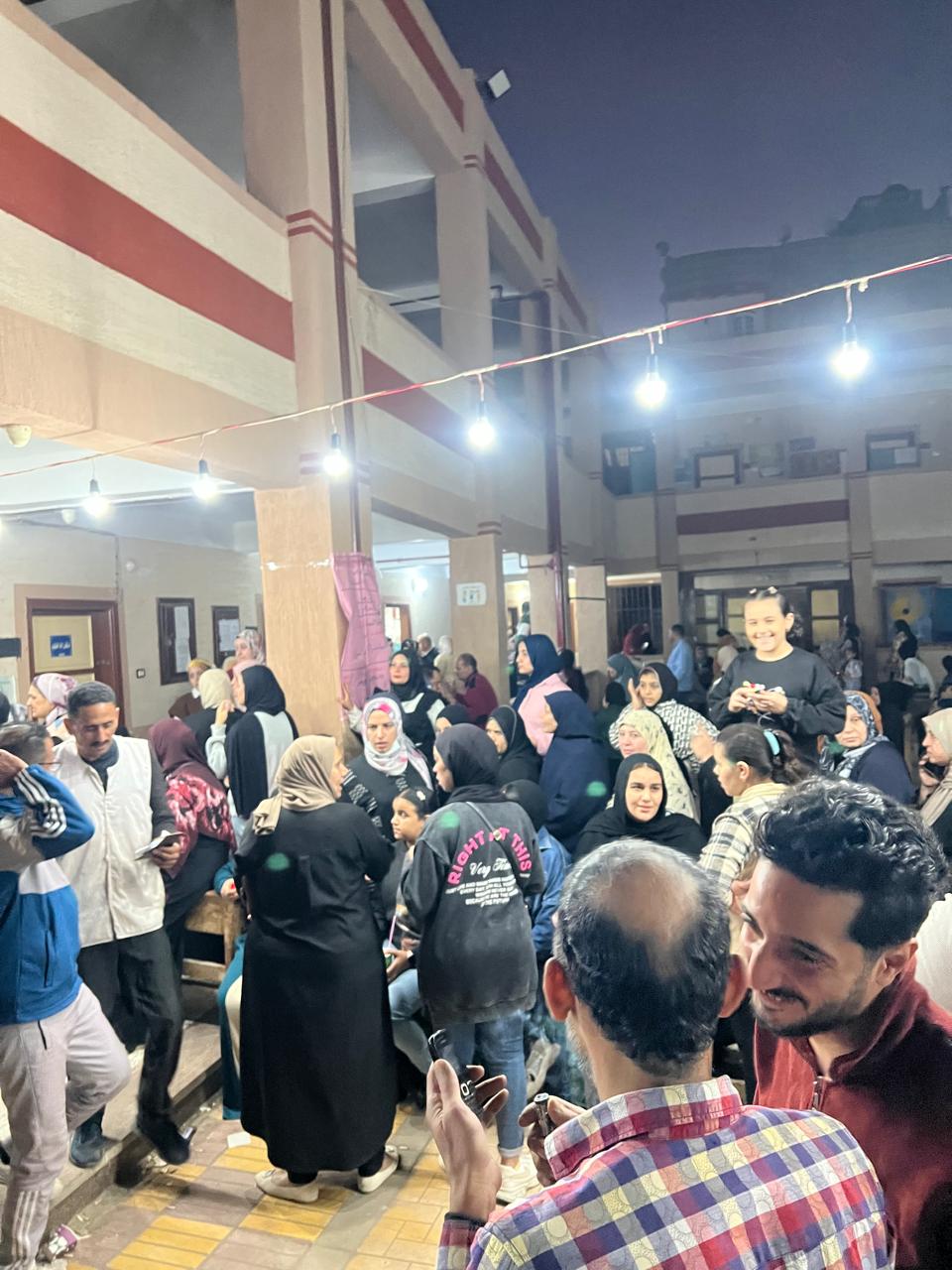 جانب من مشاركة المواطنين في الفترة المسائية