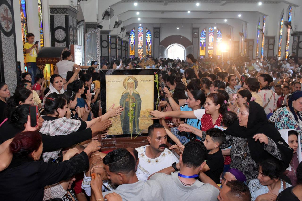 الجموع يحتفلون (1)