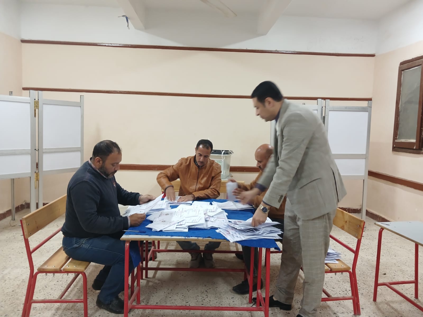 فرز أصوات الناخبين بلجنة 121 بمدرسة الناصرية فى الزقازيق (1)