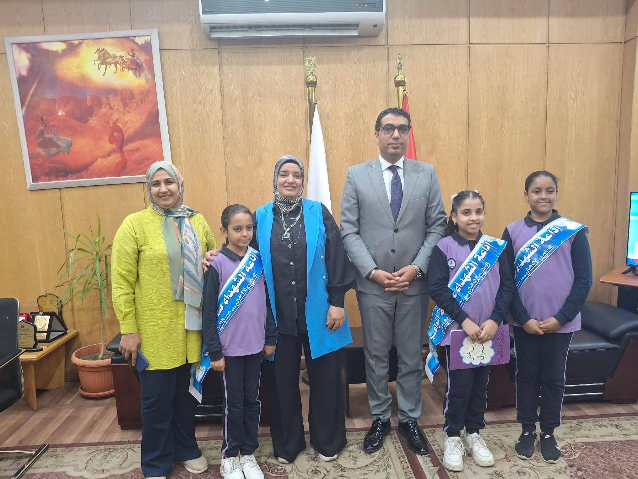 نائب محافظ الأقصر يلبي طلب تلميذة ويجري معها حوار صحفي بمكتبه نائب محافظ الأقصر يلبي طلب تلميذة ويجري معها حوار صحفي بمكتبه