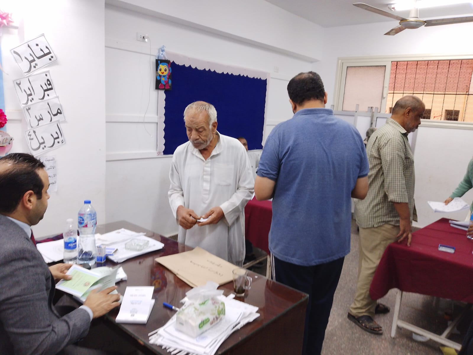 كبار السن في لجان المطرية وعين شمس وتزايد إقبال الناخبين نهاية اليوم الثاني (10)