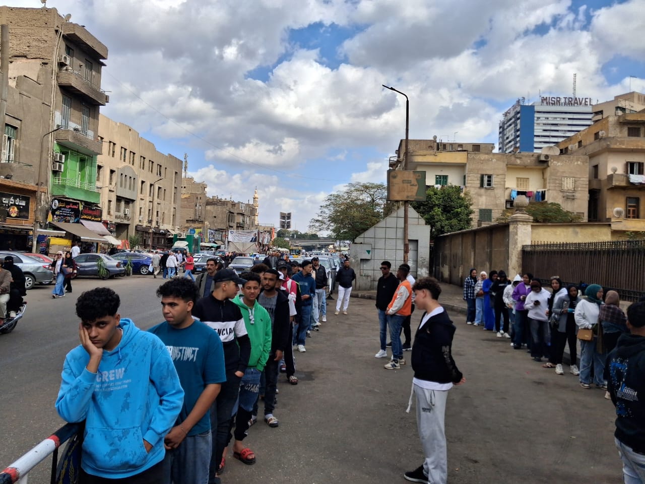 اصطفاف طوابير من الشباب 