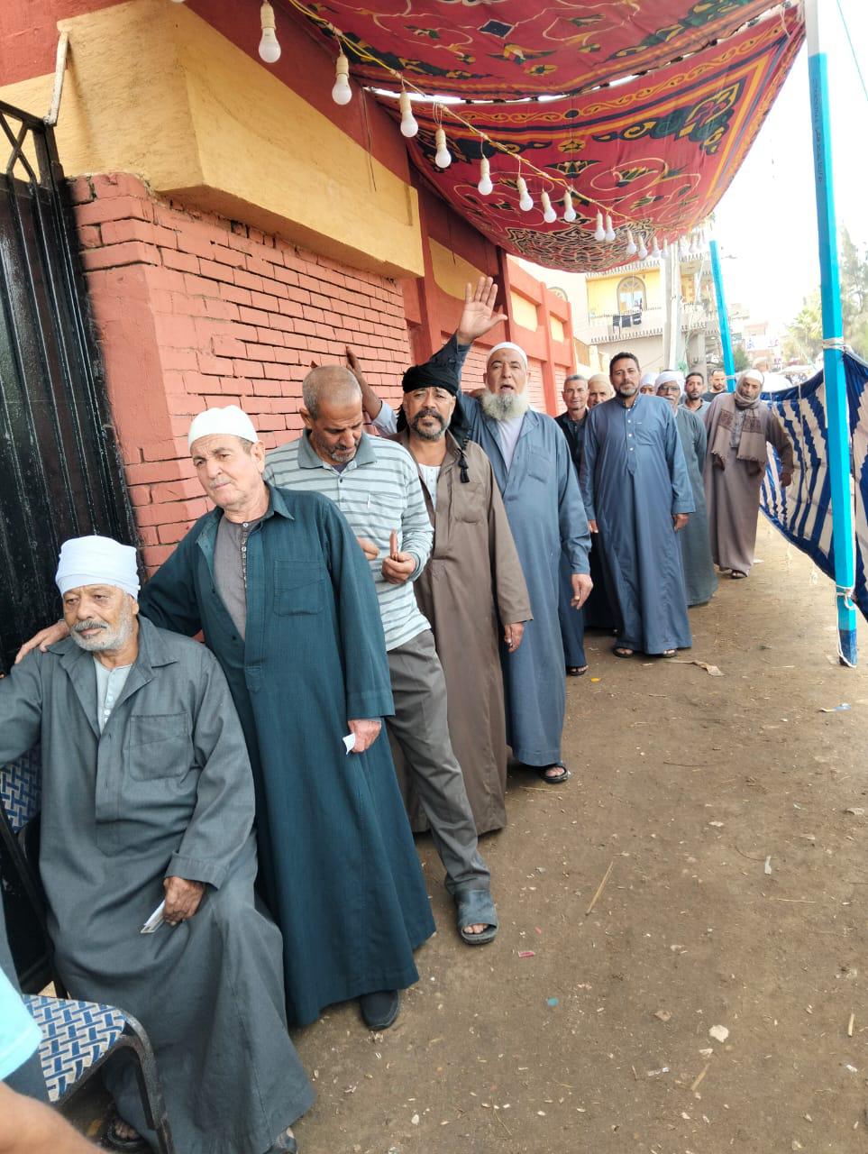 كبار السن في مقدمة الطوابير للإدلاء بأسمائهم