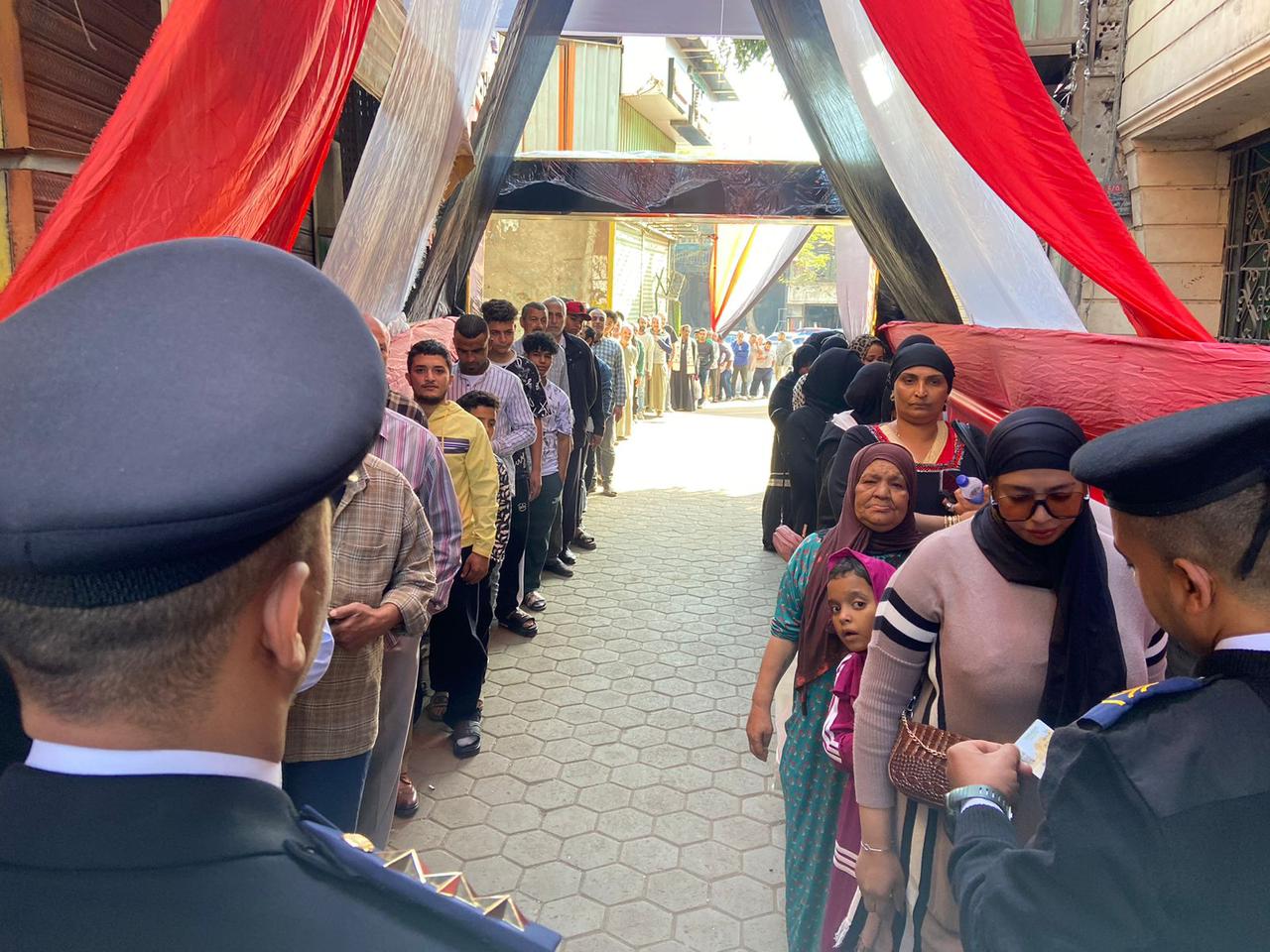 رجال الشرطة يساندون المسنين أمام لجان بولاق وسط تأمين كامل (1)