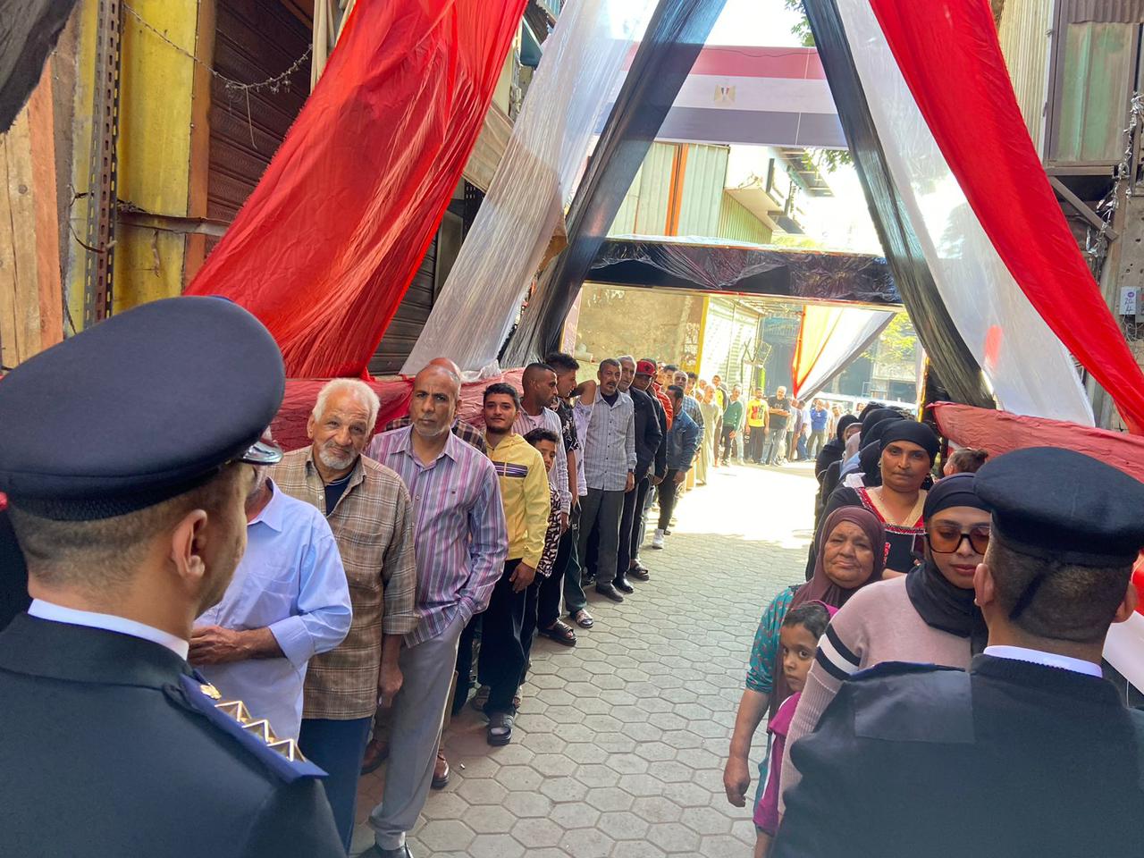 رجال الشرطة يساندون المسنين أمام لجان بولاق وسط تأمين كامل (2)