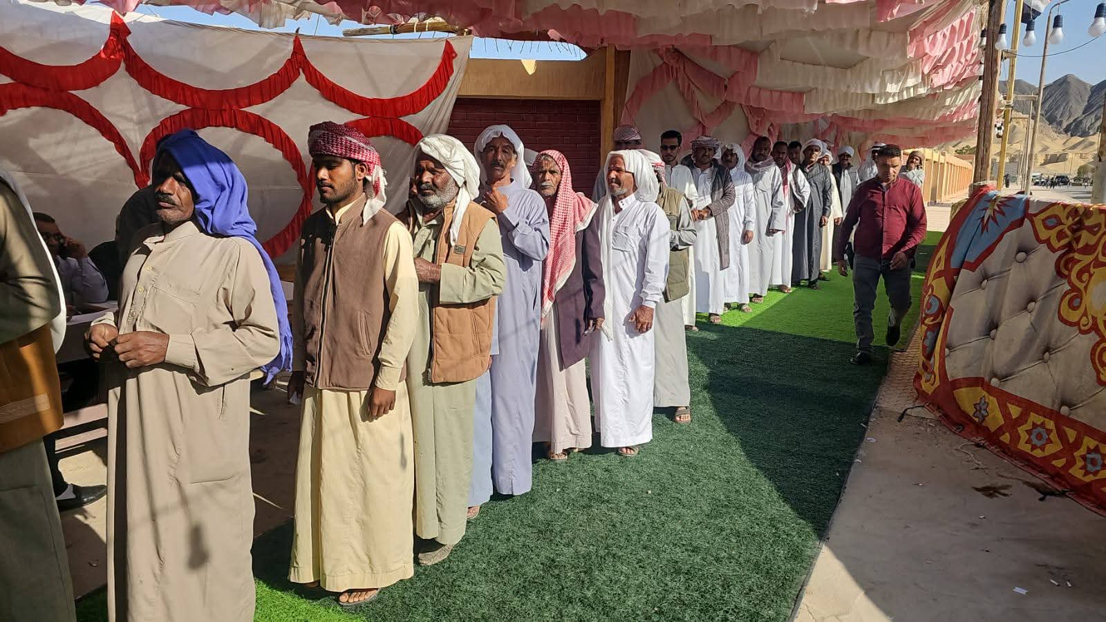 طابور امام اللجان الانتخابية طابور امام اللجان الانتخابية