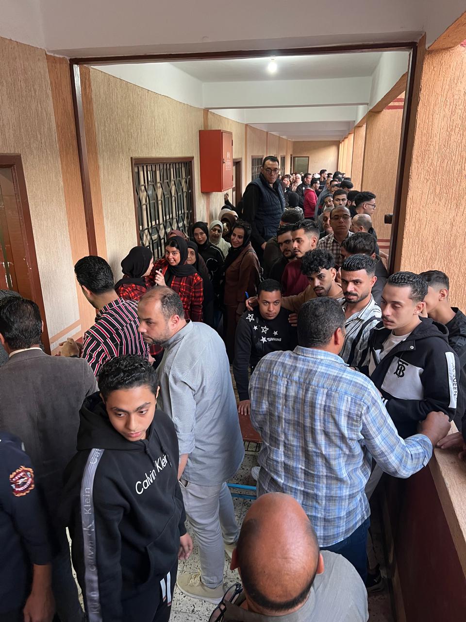 أعداد كبيرة تتوجه للجان مع بداية الفترة المسائية