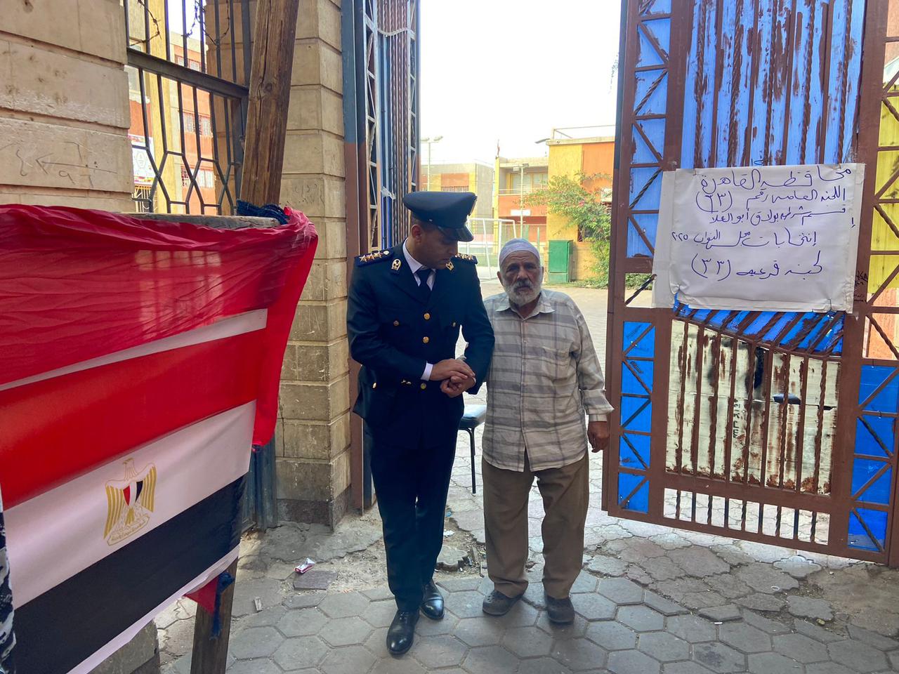 رجال الشرطة يساندون المسنين أمام لجان بولاق وسط تأمين كامل (4)