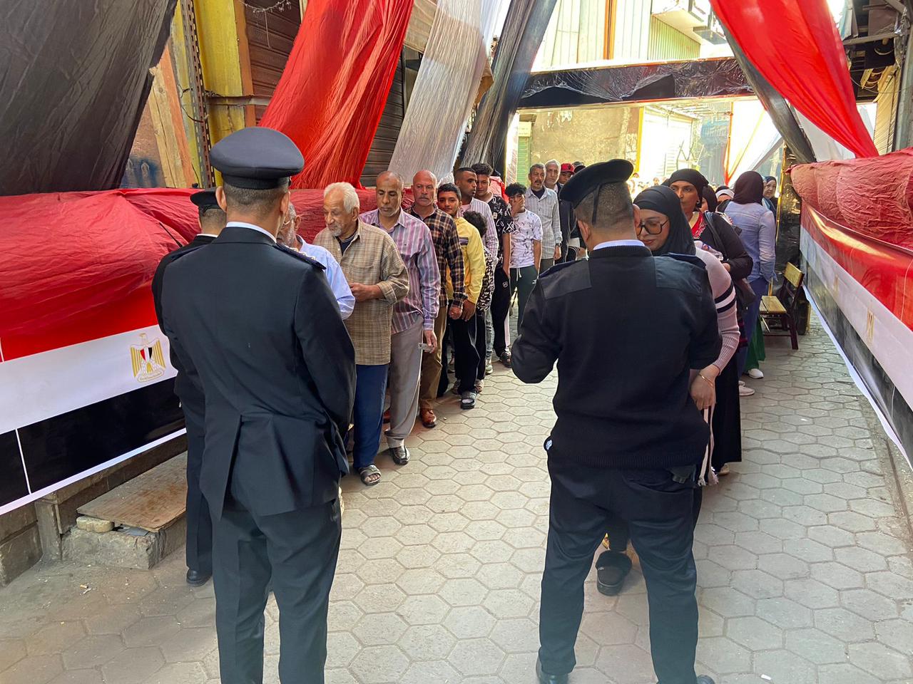 رجال الشرطة يساندون المسنين أمام لجان بولاق وسط تأمين كامل (3)