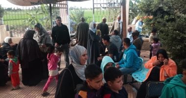 سيدات الشرقية يشاركن بانتخابات مجلس النواب بصحبة أطفالهن سيدات الشرقية يشاركن بانتخابات مجلس النواب بصحبة أطفالهن