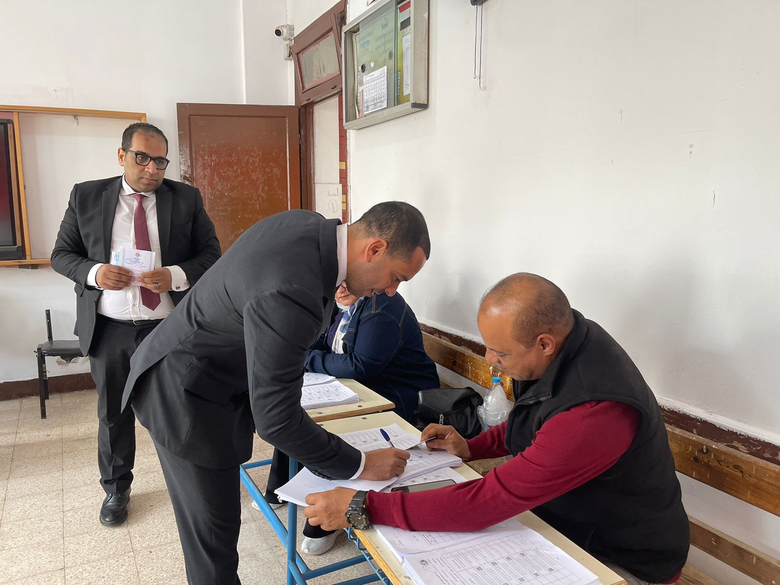 محمد زكي عضو مجلس الشيوخ يدلى بصوته فى انتخابات النواب