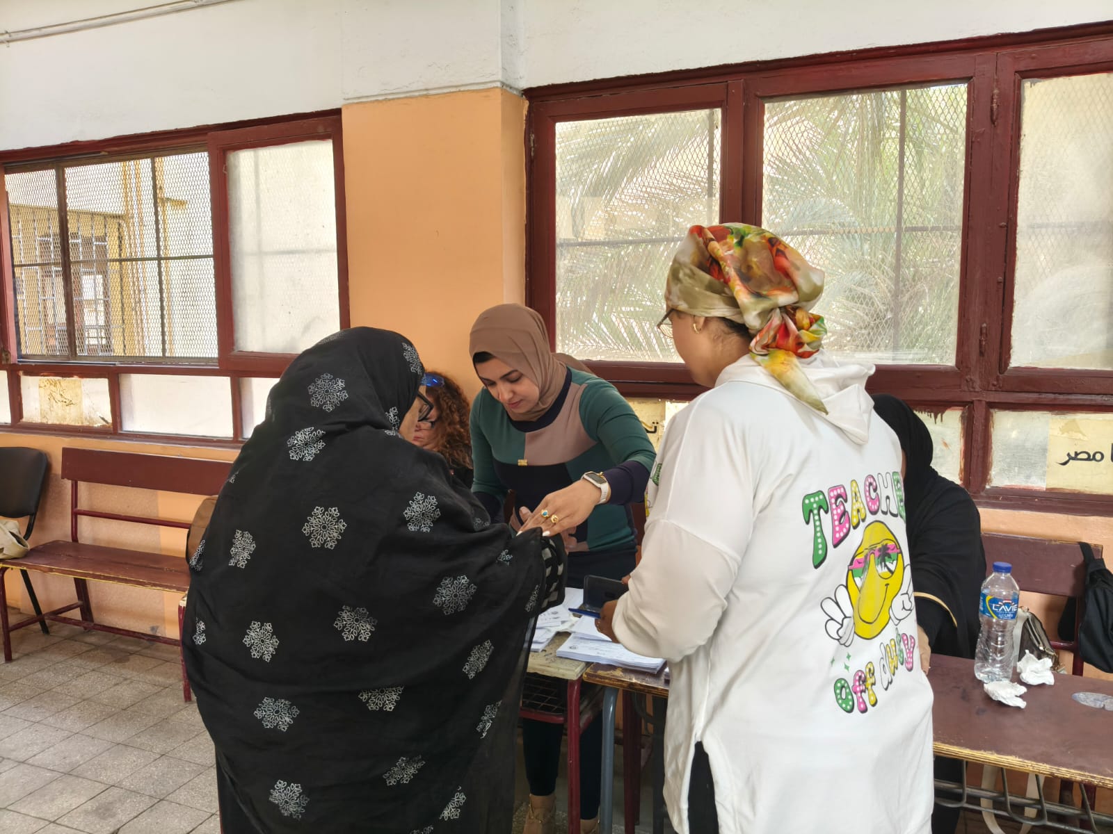 مسنة تصطحب جيرانها للتصويت بانتخابات النواب بمصر الجديدة