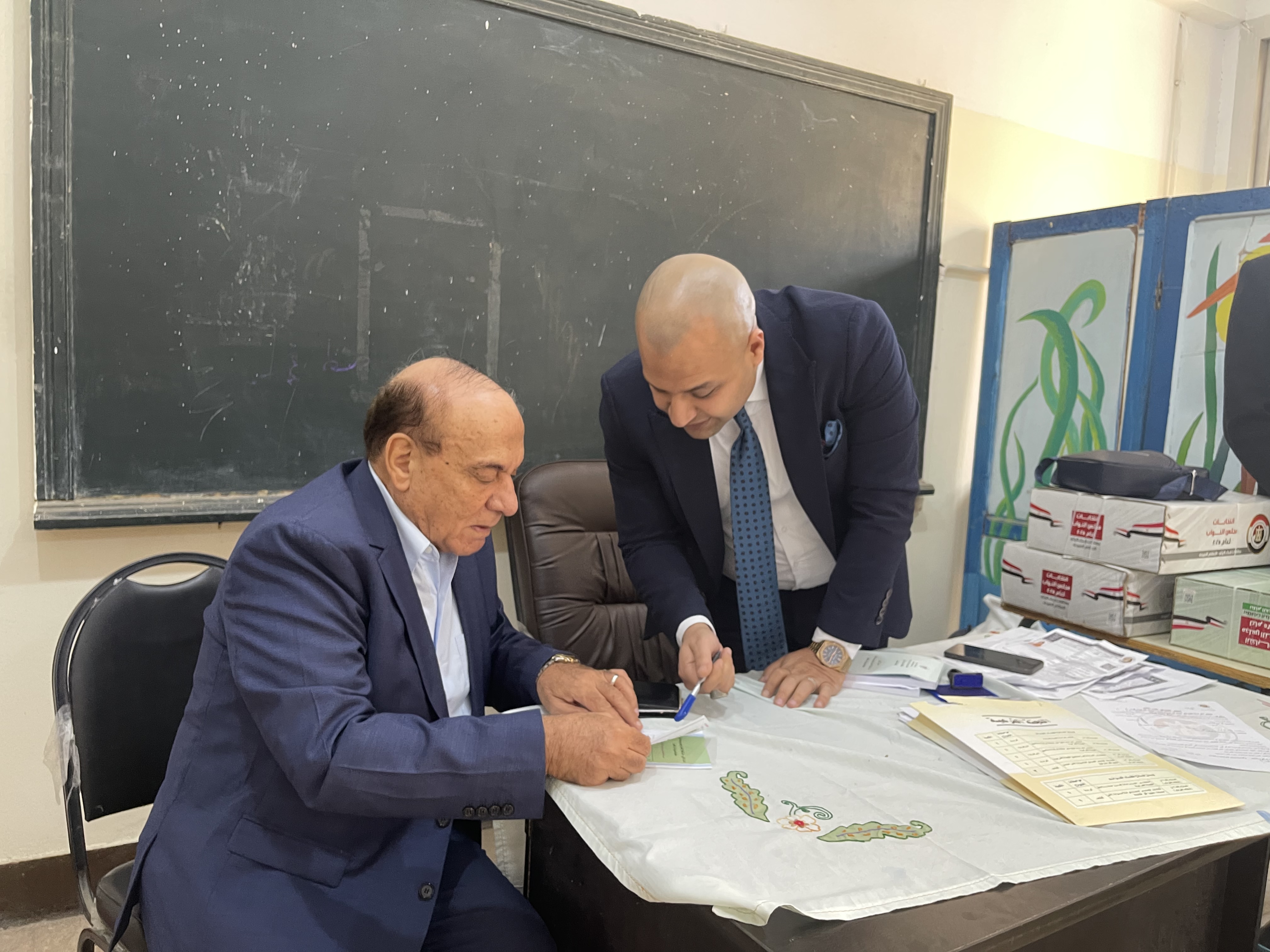 اللواء سمير فرج يدلى بصوته فى انتخابات النواب 