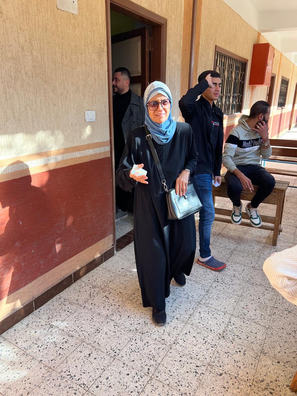 شاب يلقي التحية الوطنية وسيده تصوت في اليوم الثاني شاب يلقي التحية الوطنية وسيده تصوت في اليوم الثاني