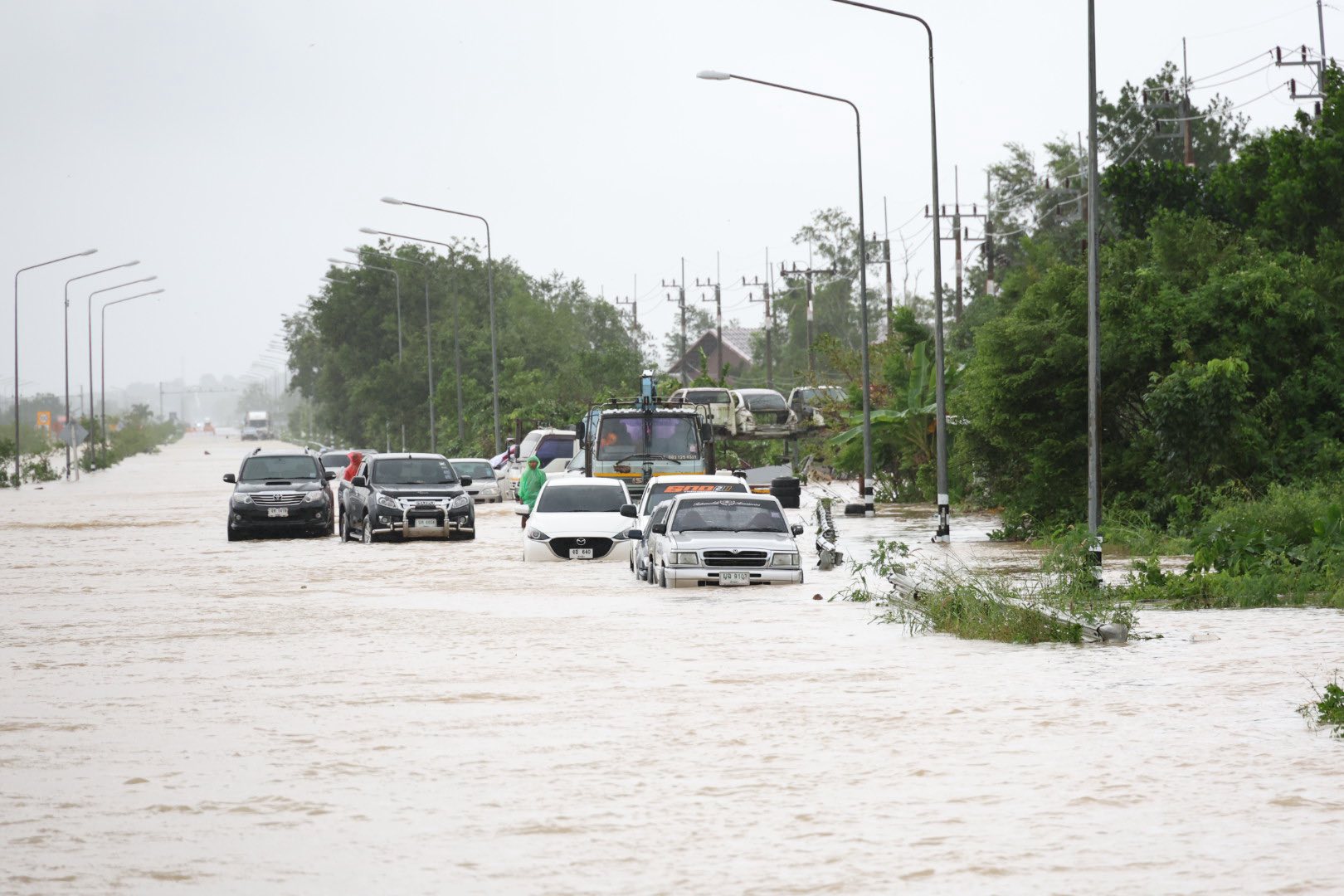 شوارع تايلاند تغرق في مياه الأمطار