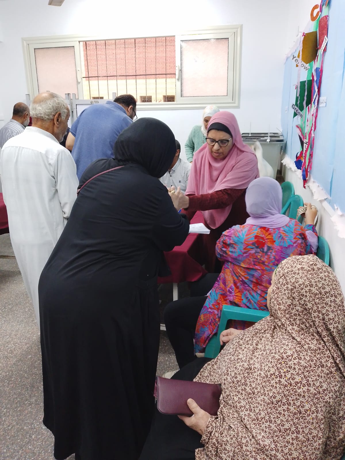 كبار السن في لجان المطرية وعين شمس وتزايد إقبال الناخبين نهاية اليوم الثاني (4)