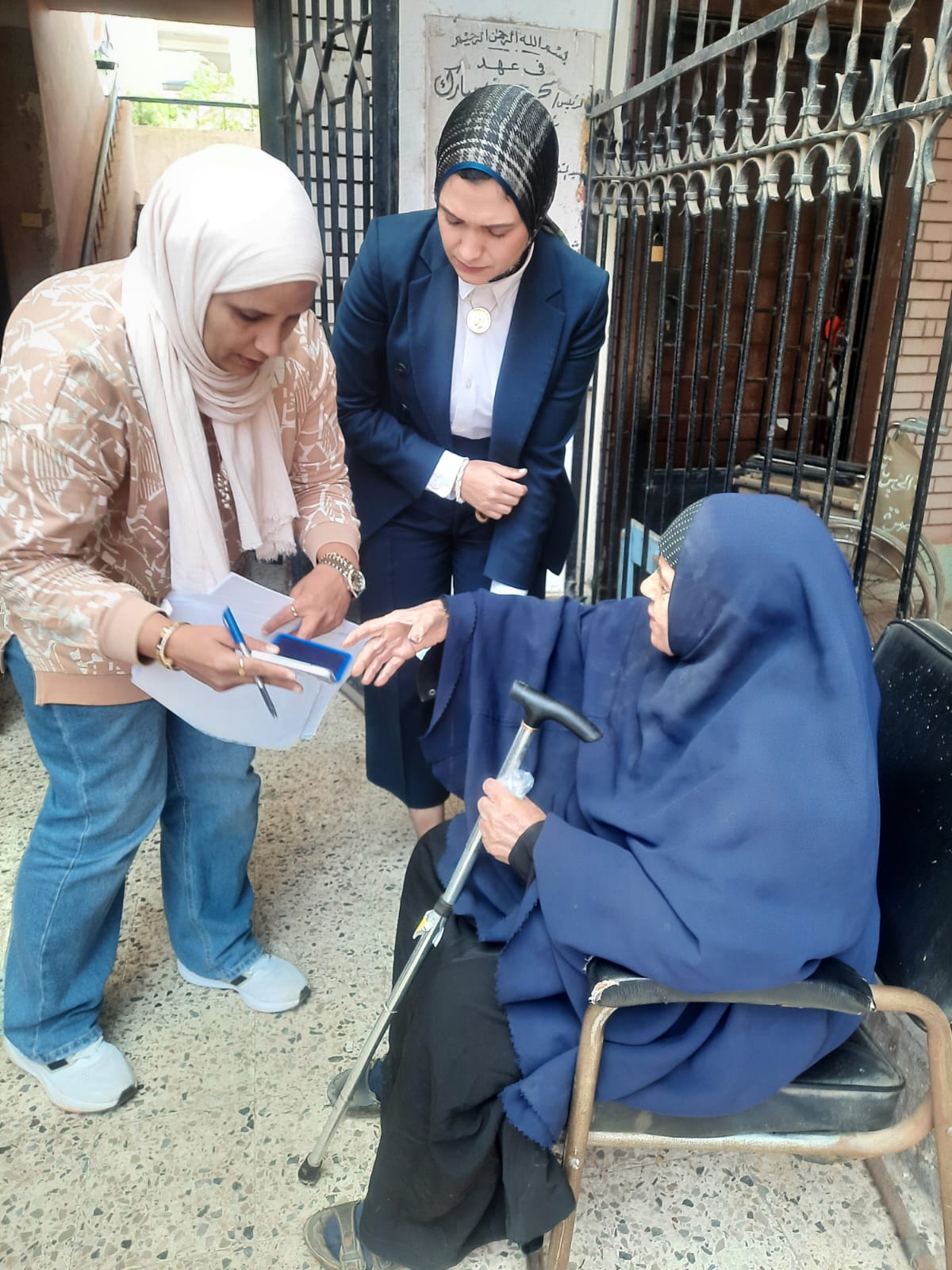 مساعدة سيدة مسنة في التصويت