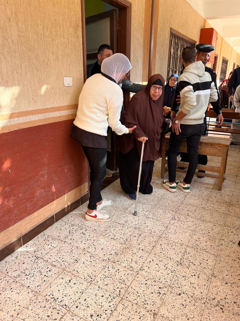 كبار السن من السيدات يحرصن علي المشاركة كبار السن من السيدات يحرصن علي المشاركة