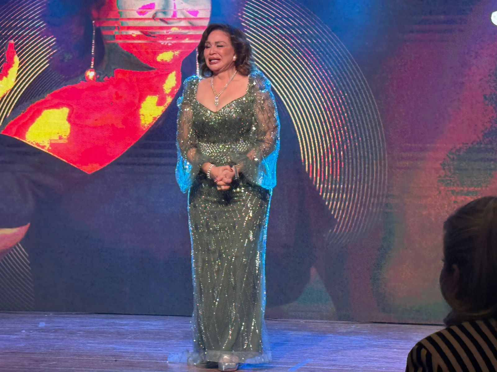 إلهام شاهين باكية بحفل افتتاح مهرجان شرم الشيخ المسرحي اليوم أدركت أن تعبي طوال السنين لم يذهب هدراً (1)