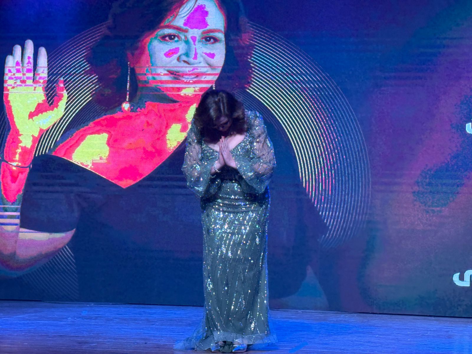 إلهام شاهين باكية بحفل افتتاح مهرجان شرم الشيخ المسرحي اليوم أدركت أن تعبي طوال السنين لم يذهب هدراً (2)