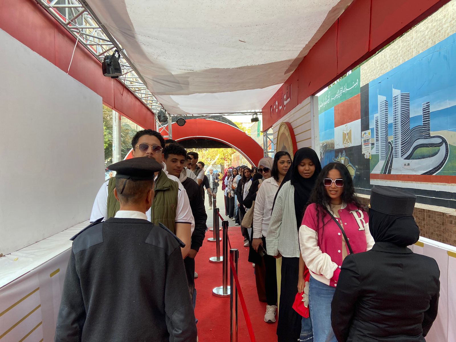 تزايد أعداد الناخبين أمام لجان الزيتون للتصويت بانتخابات النواب (9)