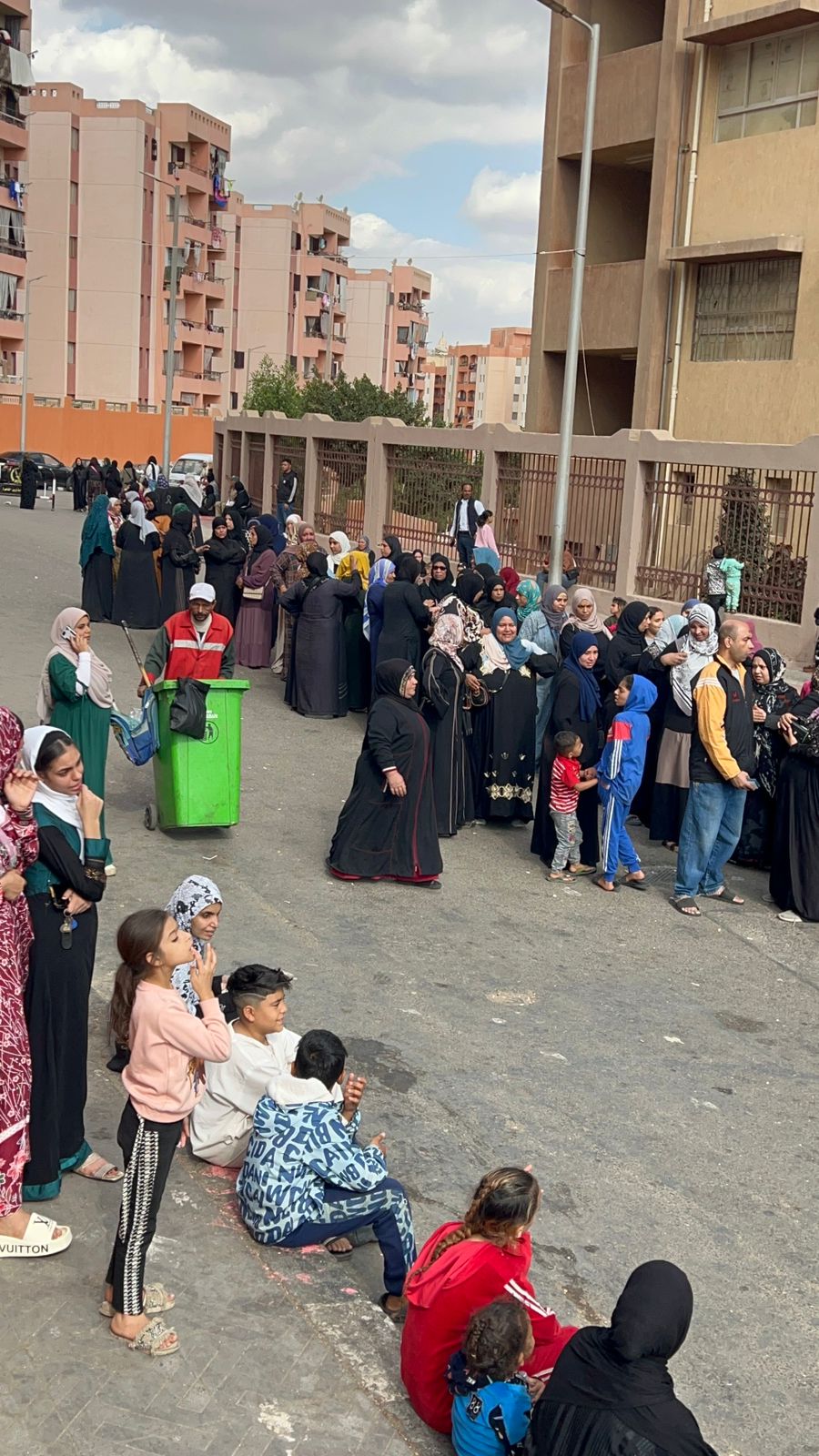 أطول طابور سيدات للمشاركة في انتخابات النواب بالأسمرات (3)