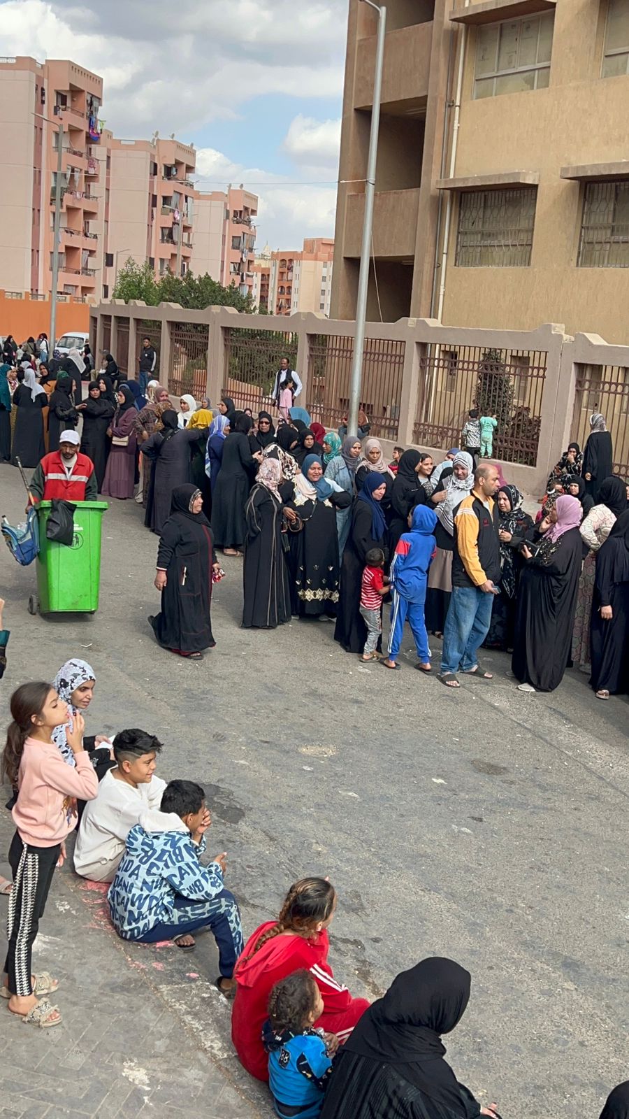 أطول طابور سيدات للمشاركة في انتخابات النواب بالأسمرات (2)