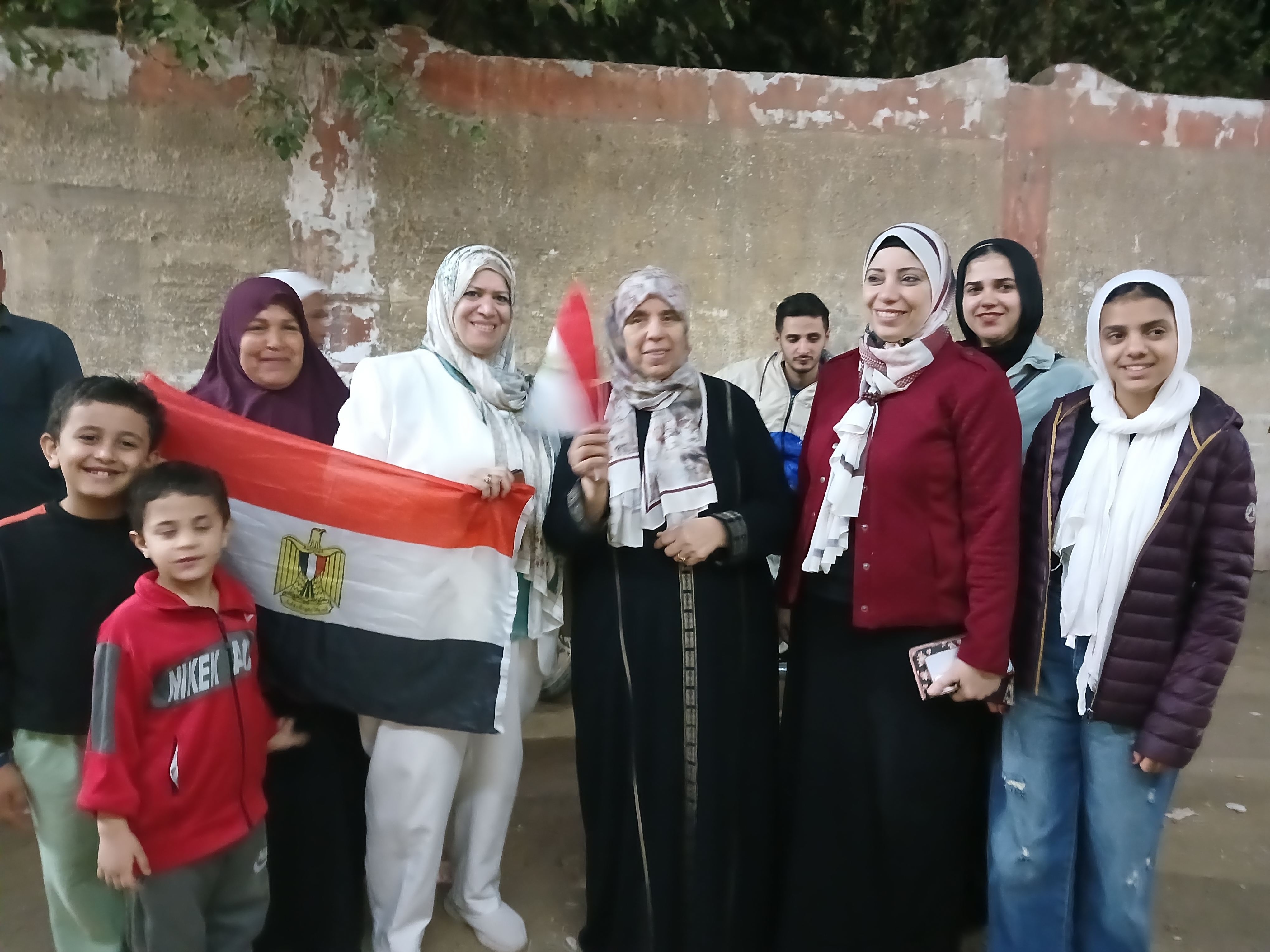 سيدات الشرقية يحرصن على المشاركة فى انتخابات النواب بصحبة أطفالهن