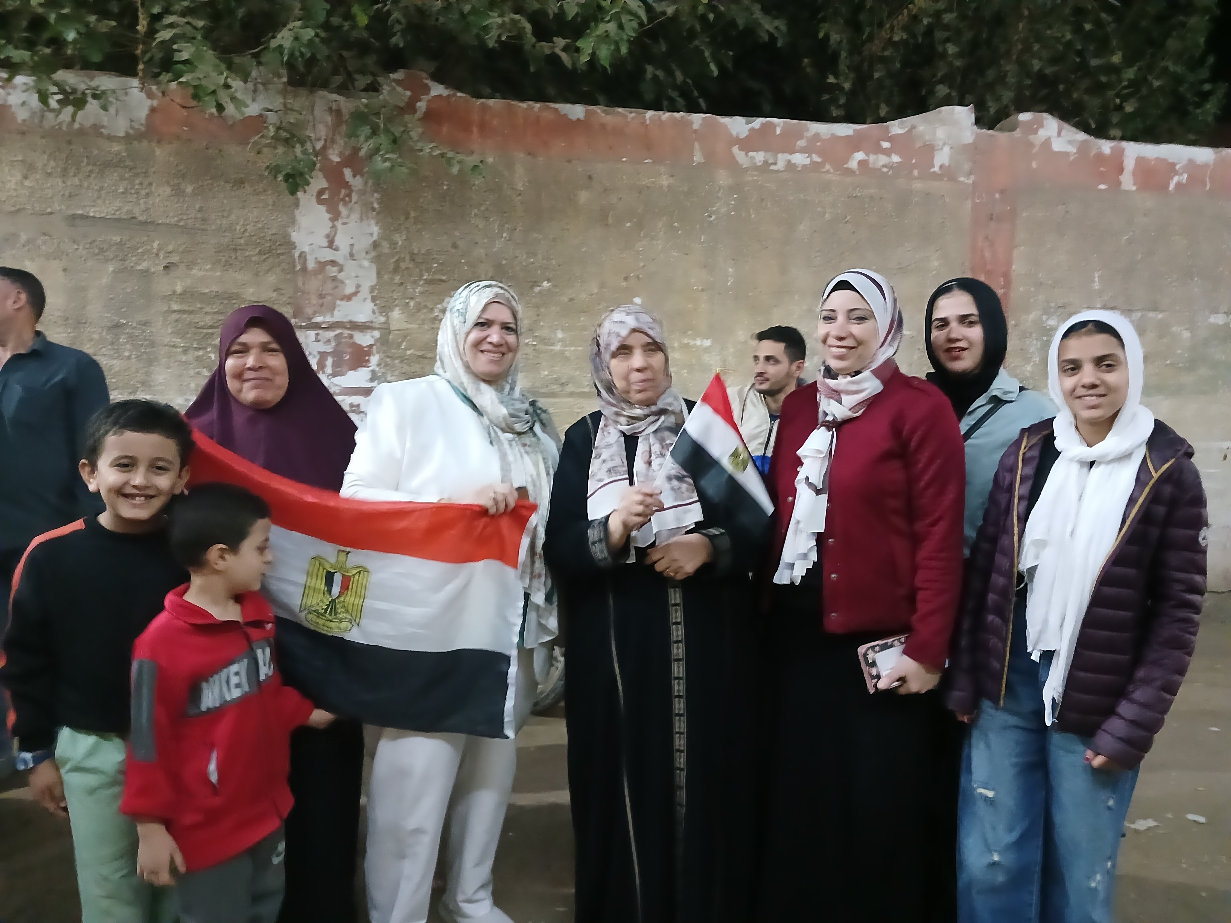 سيدات الشرقية يحرصن على المشاركة فى انتخابات مجلس النواب بصحبة أطفالهن