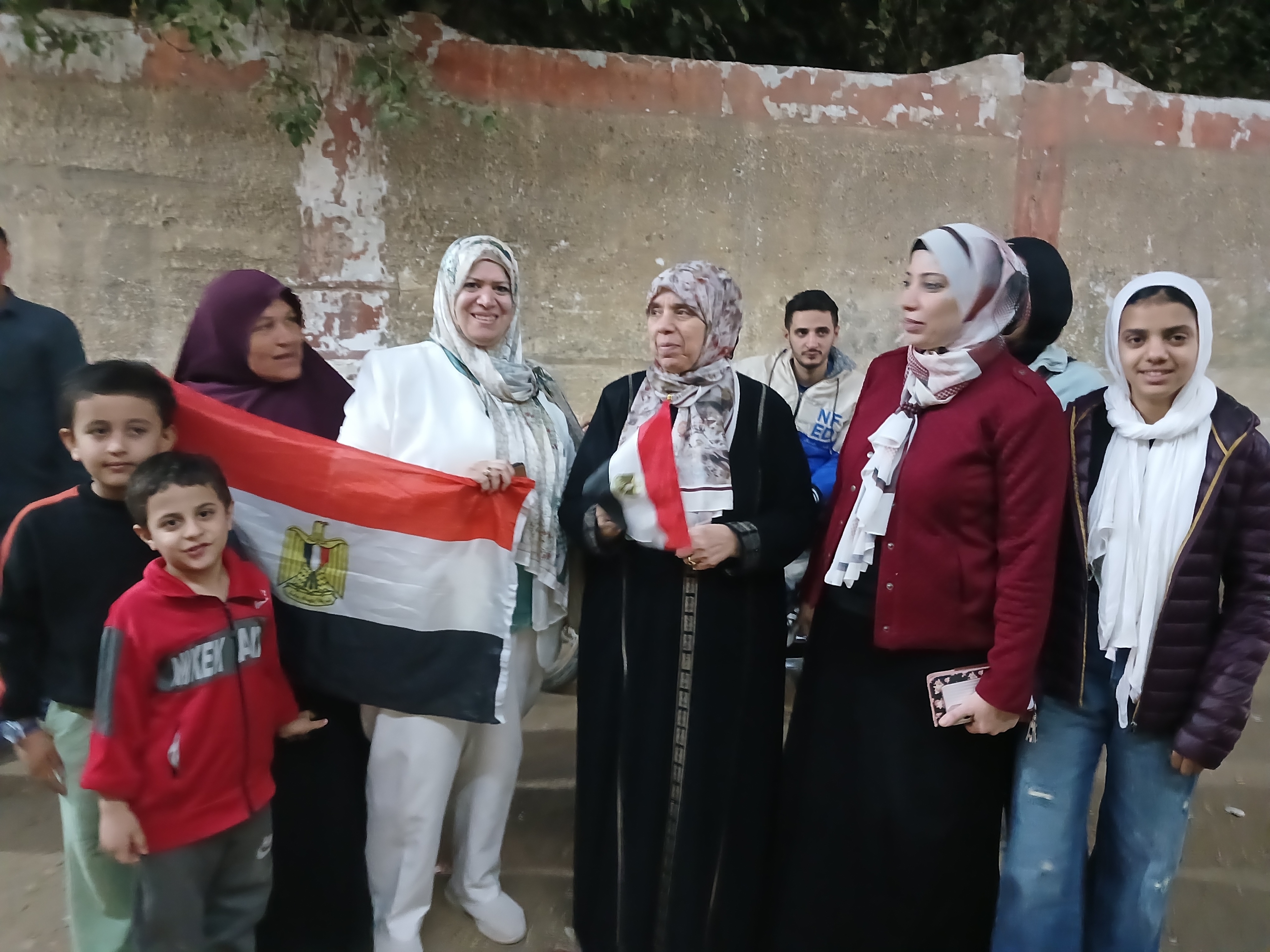 سيدات الشرقية يحرصن على المشاركة فى انتخابات مجلس النواب وأطفالهن