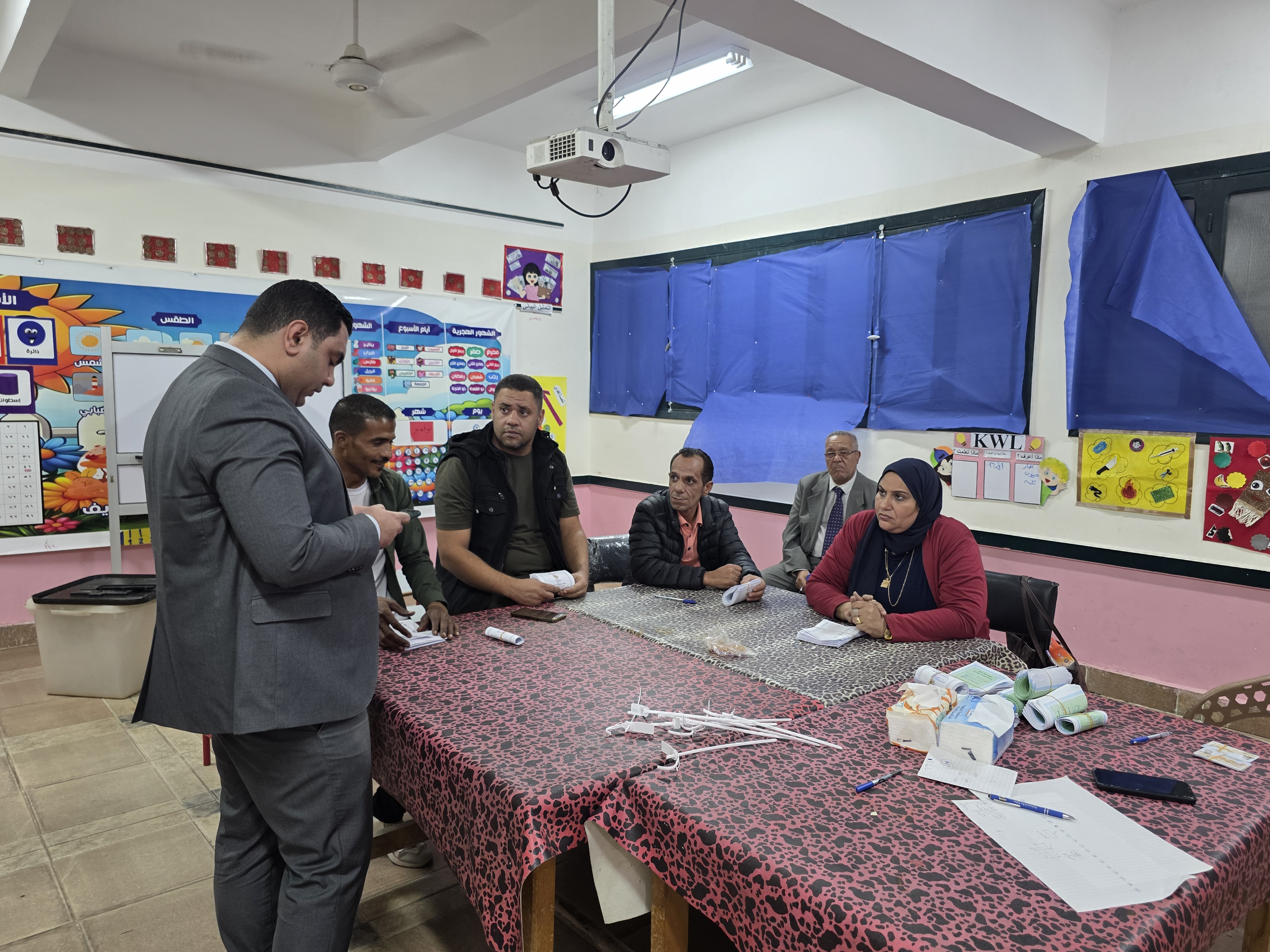 بدء فرز الأصوات فى لجنة مدرسة الشهيد جواد حسني الابتدائية (6)