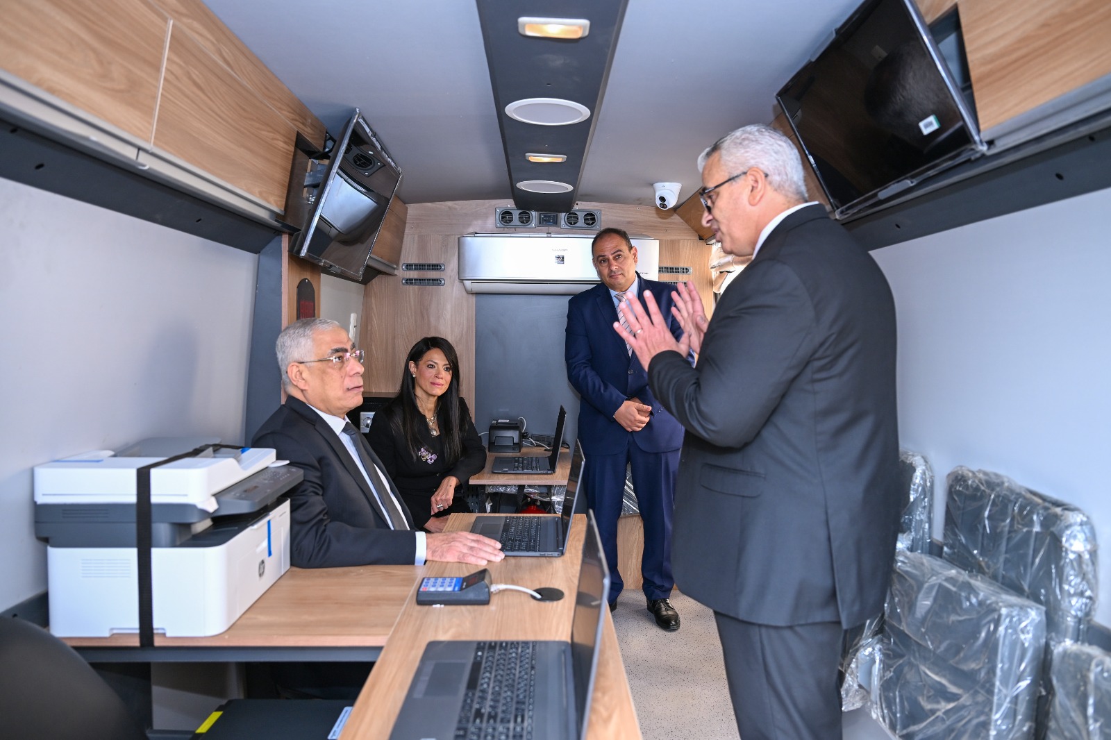 النيابةُ العامةُ تستقبل وزيرة التخطيط لتسليم مركباتٍ ذكية لتقديم خدماتها الرقمية للمواطنين (1)