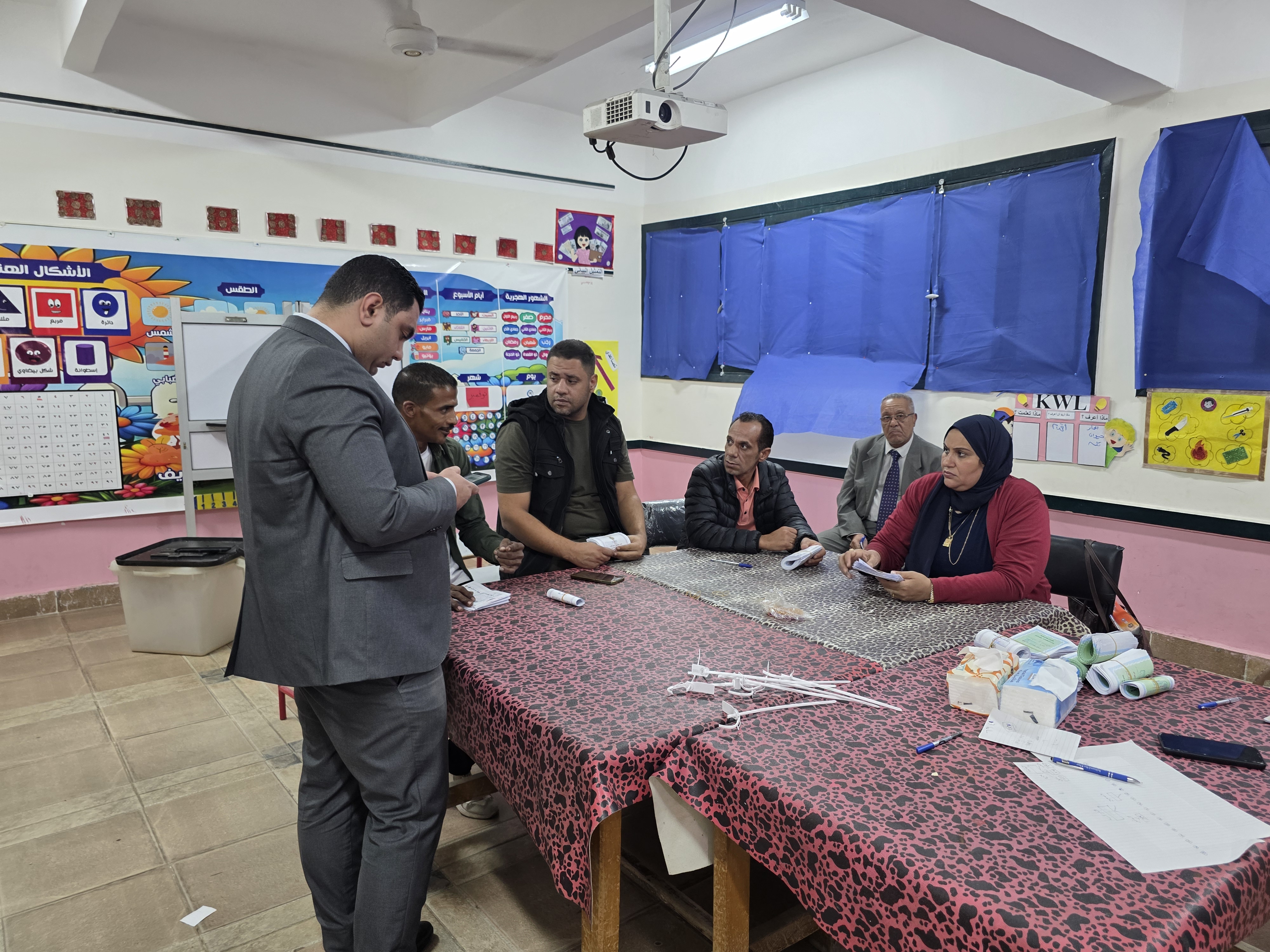 بدء فرز الأصوات فى لجنة مدرسة الشهيد جواد حسني الابتدائية (3)