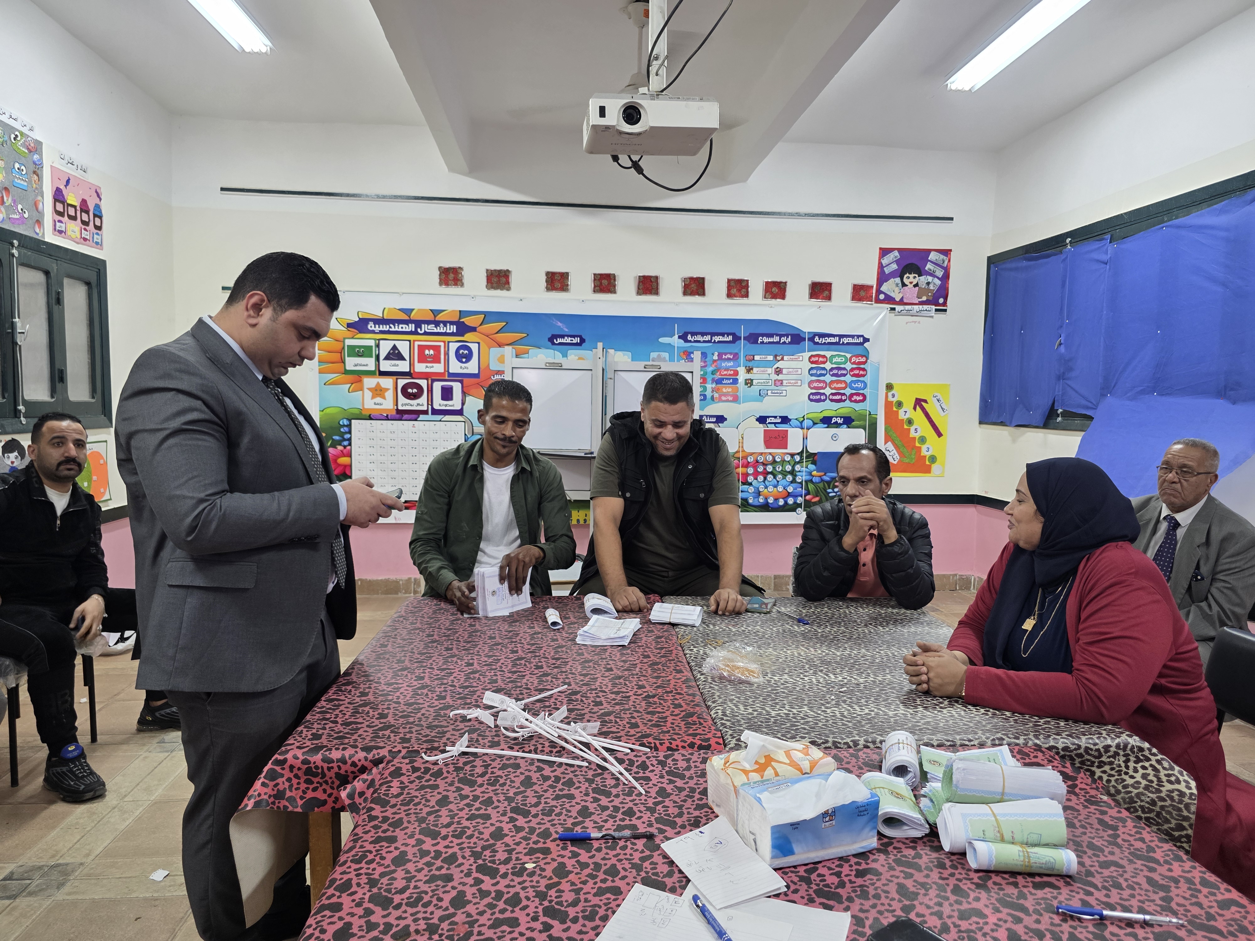 بدء فرز الأصوات فى لجنة مدرسة الشهيد جواد حسني الابتدائية (4)