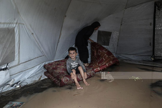 الأمطار تغرق الخيام من الداخل