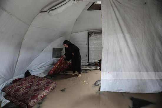 مياه الأمطار تغرق الخيام