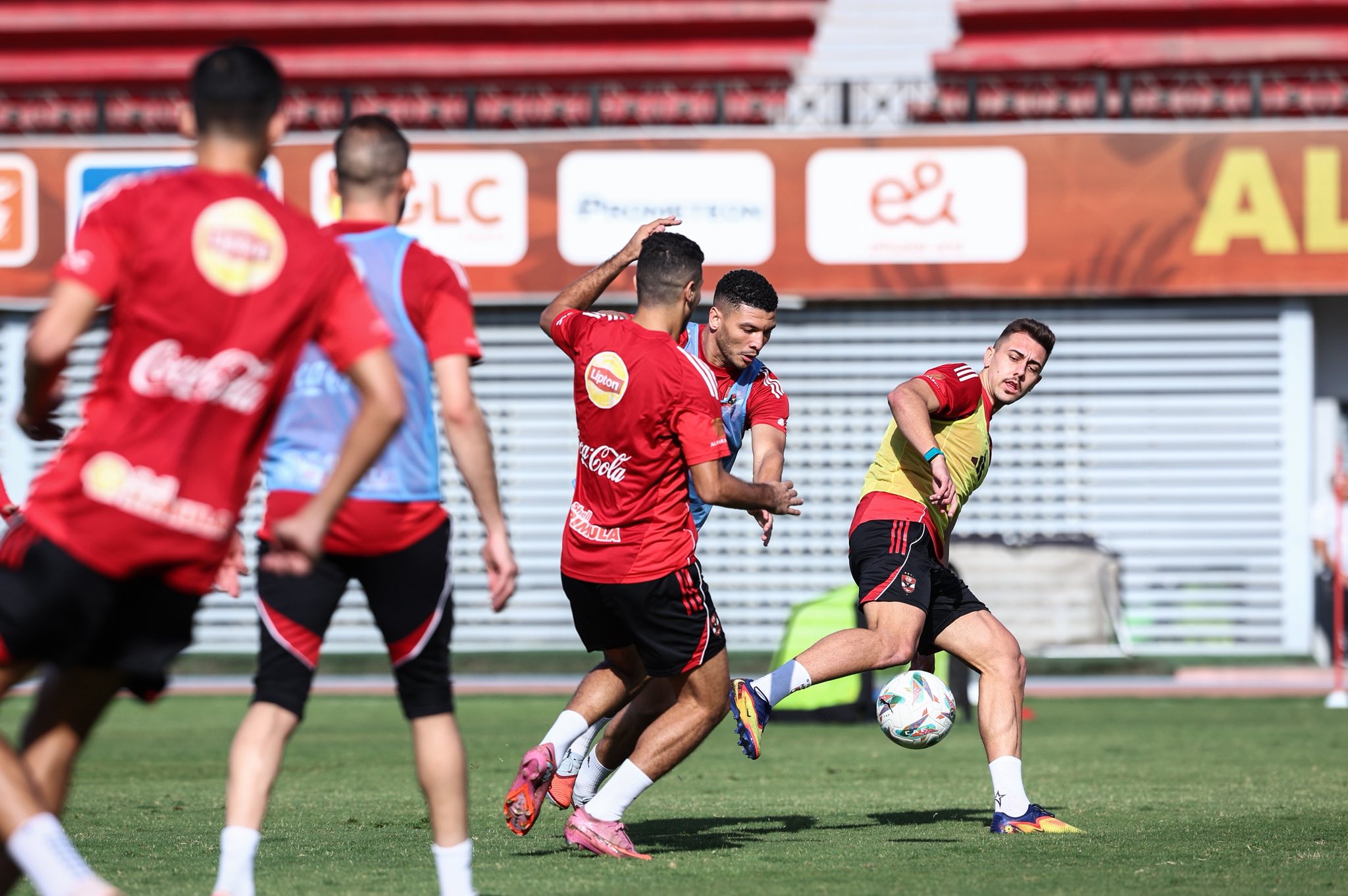 مشاركة أشرف دارى وجرديشار