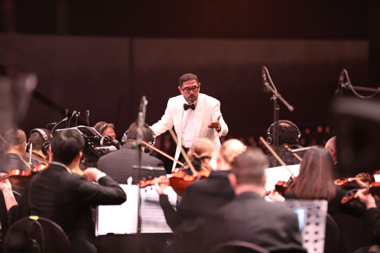 هاني فرحات يتألق بقيادته الأوركسترا الملكي البريطاني