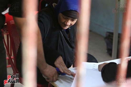 إقبال كثيف علي لجان البساتين في اليوم الثاني لانتخابات مجلس النواب (4)