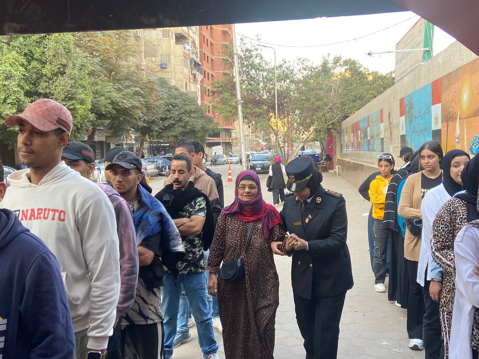 تزايد أعداد الناخبين أمام لجان الزيتون للتصويت بانتخابات النواب (2)