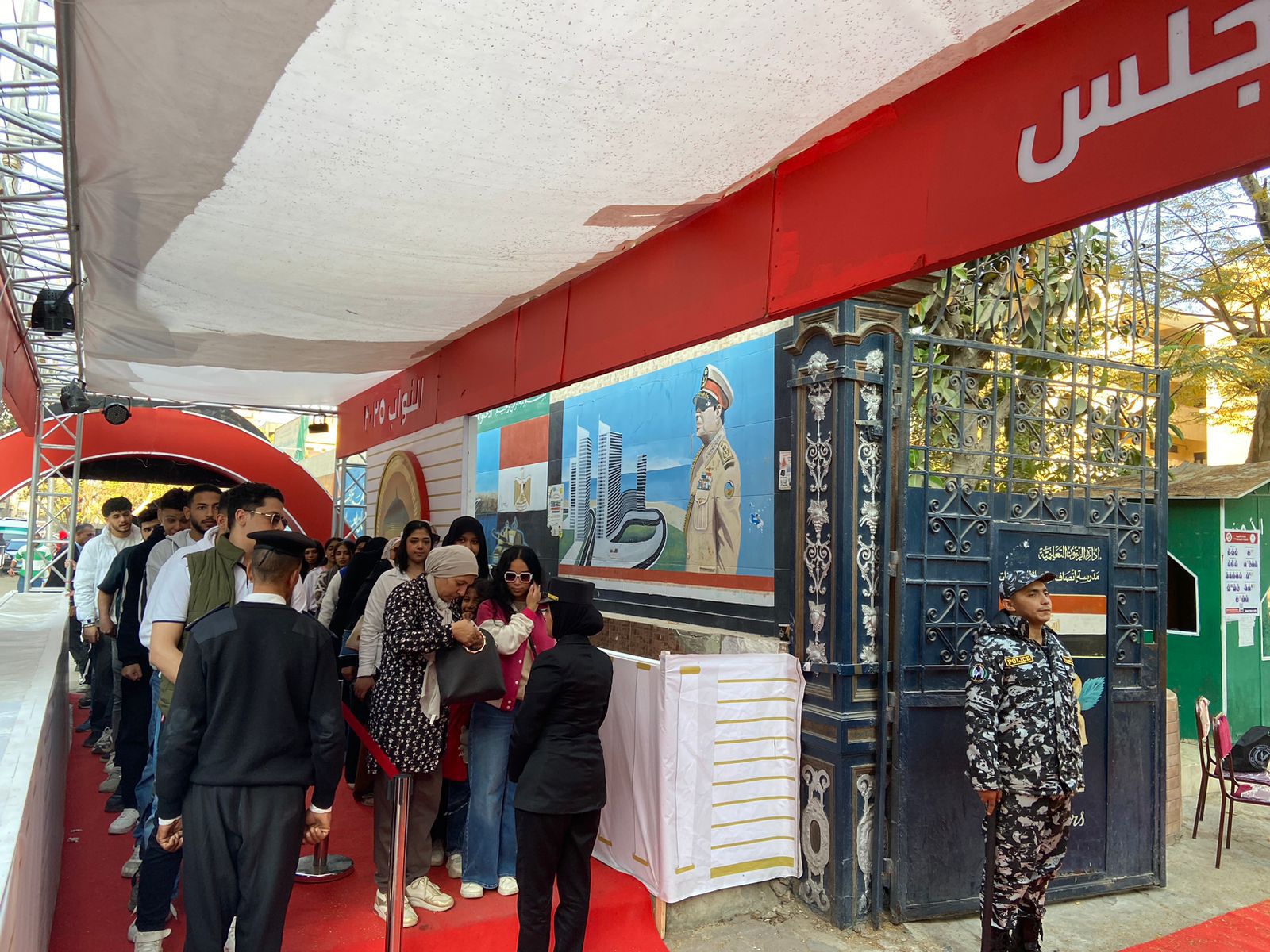 تزايد أعداد الناخبين أمام لجان الزيتون للتصويت بانتخابات النواب (8)