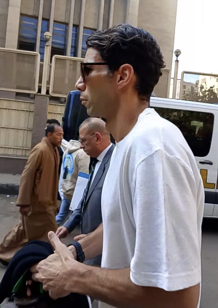 شريف إكرامي يؤازر رمضان صبحي قبل جلسة محاكمته