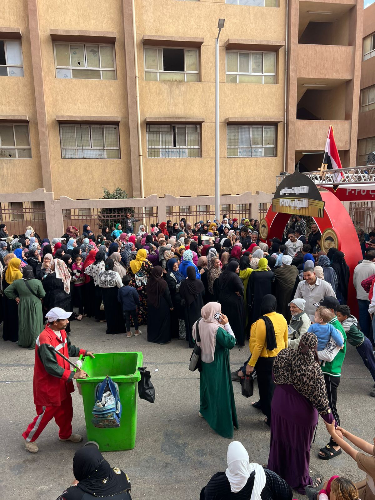 أطول طابور سيدات للمشاركة في انتخابات النواب بالأسمرات (6)