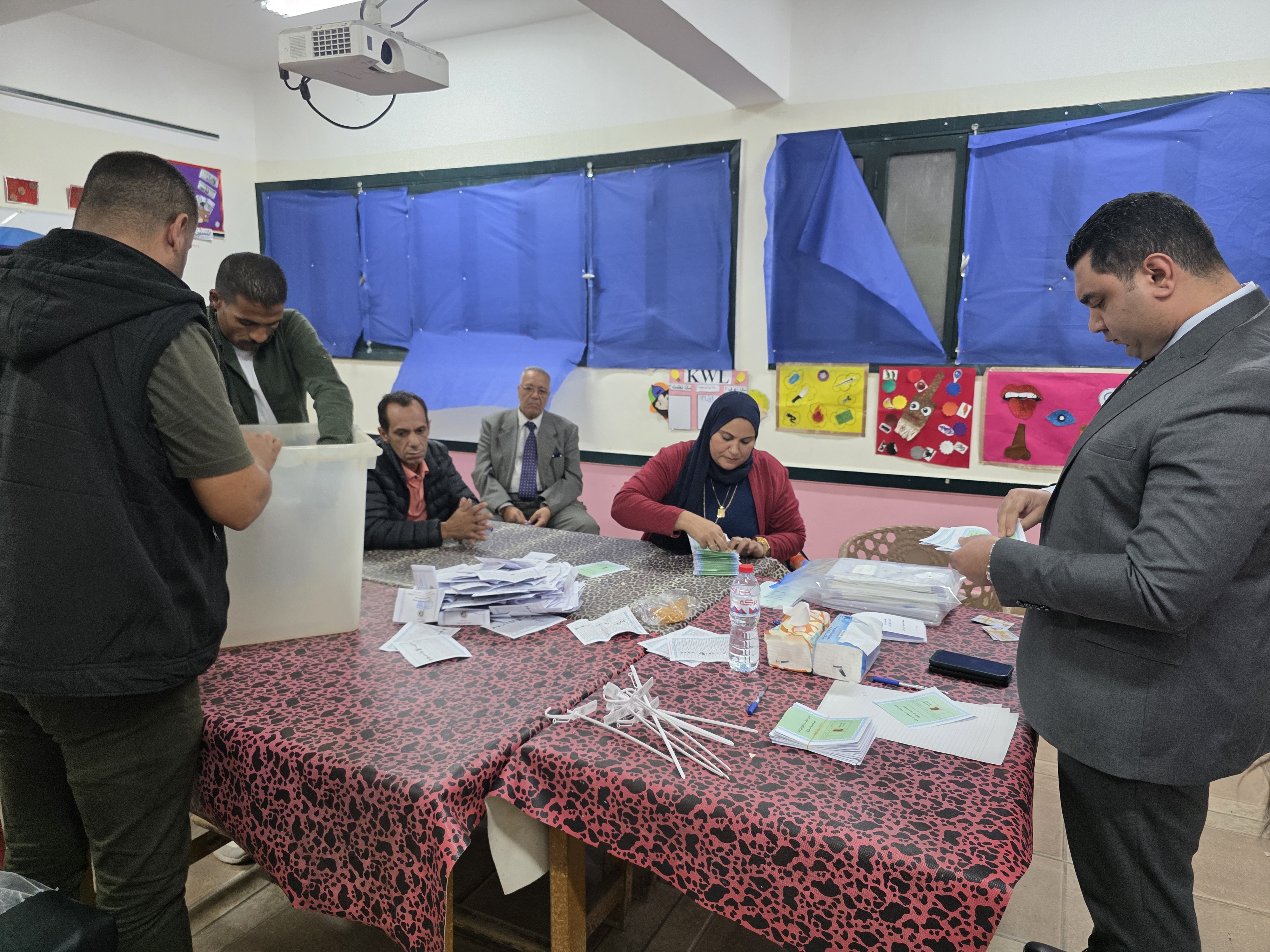 بدء فرز الأصوات فى لجنة مدرسة الشهيد جواد حسني الابتدائية (7)