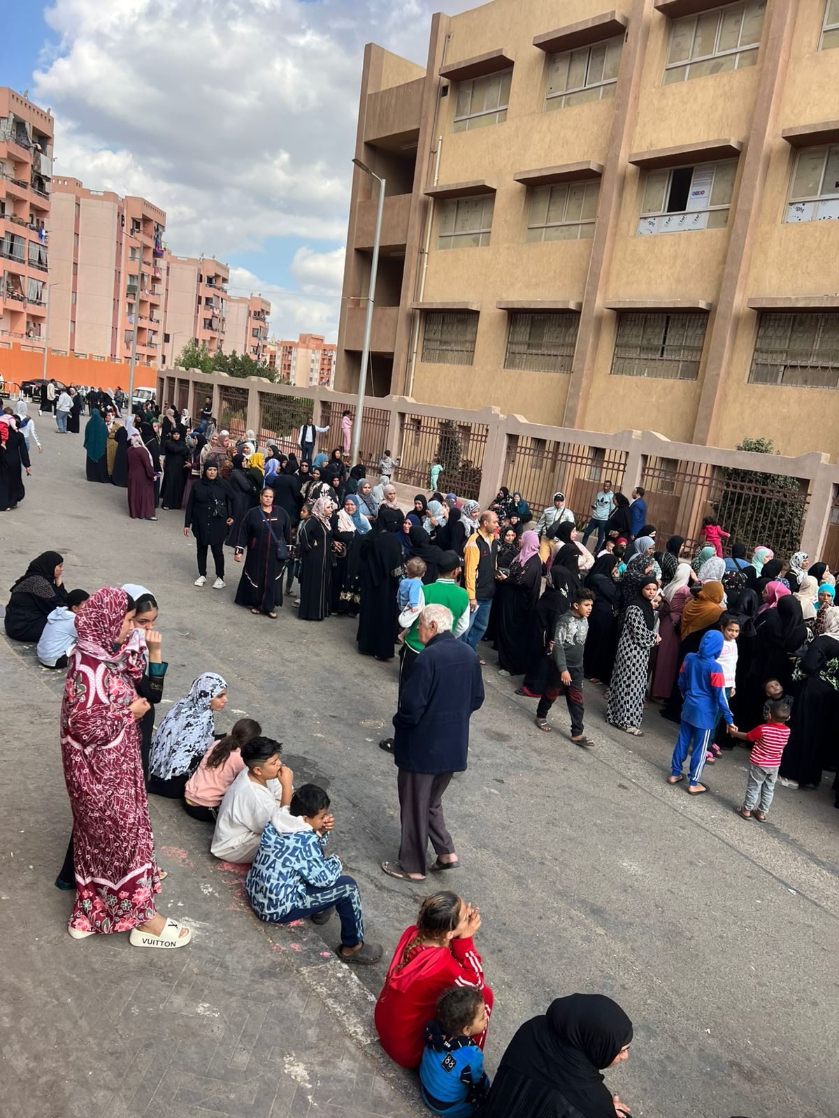 أطول طابور سيدات للمشاركة في انتخابات النواب بالأسمرات (7)