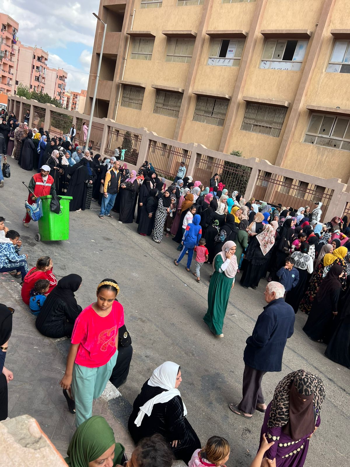 أطول طابور سيدات للمشاركة في انتخابات النواب بالأسمرات (5)