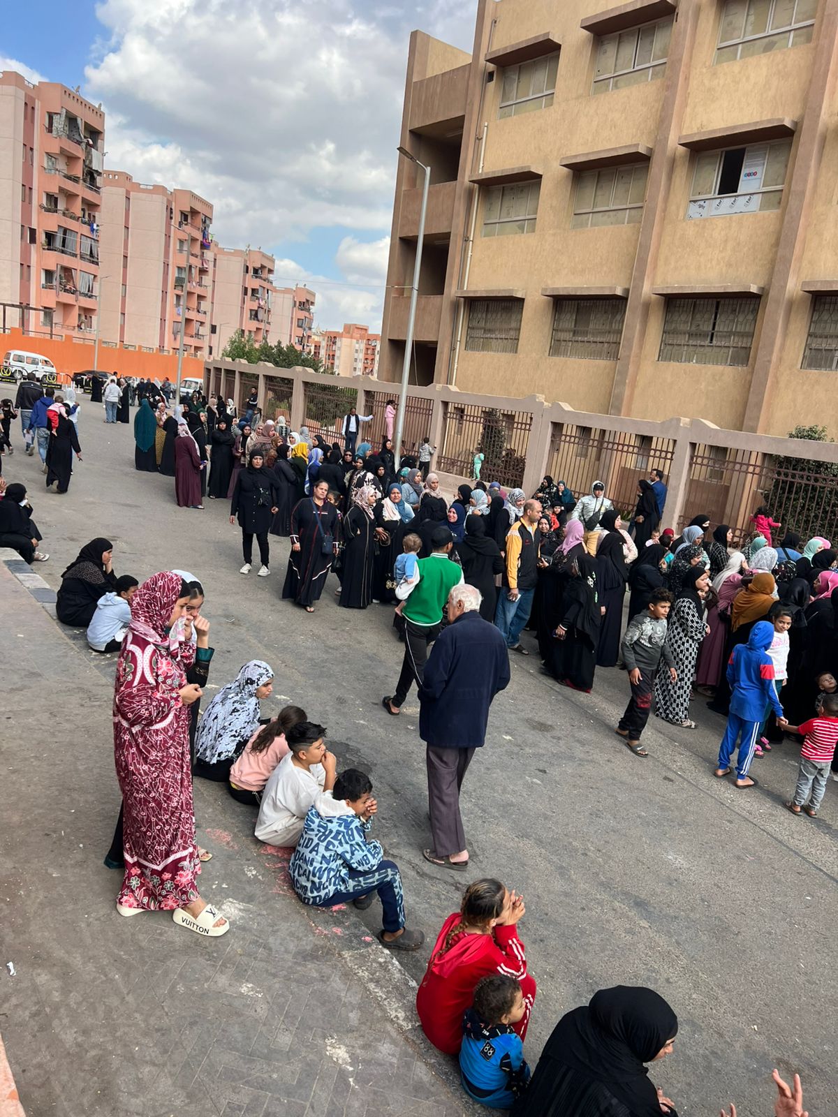 أطول طابور سيدات للمشاركة في انتخابات النواب بالأسمرات (1)