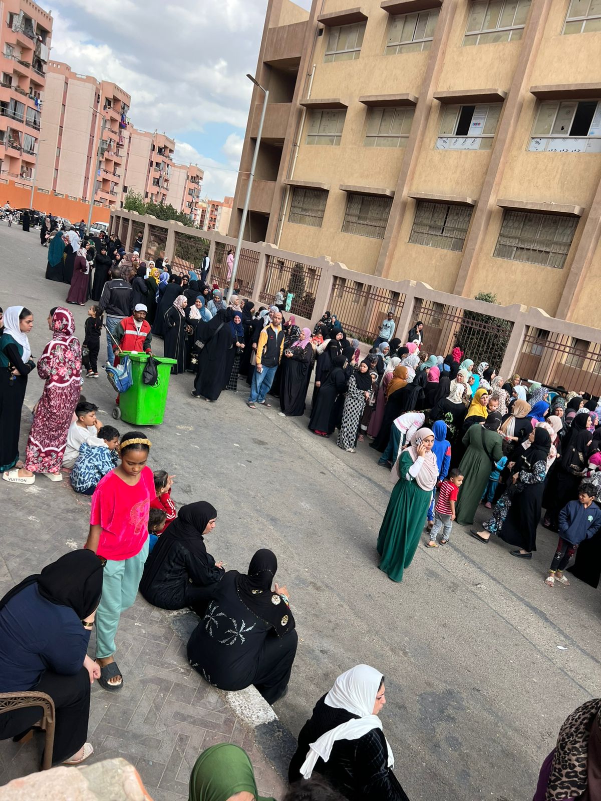 أطول طابور سيدات للمشاركة في انتخابات النواب بالأسمرات (4)