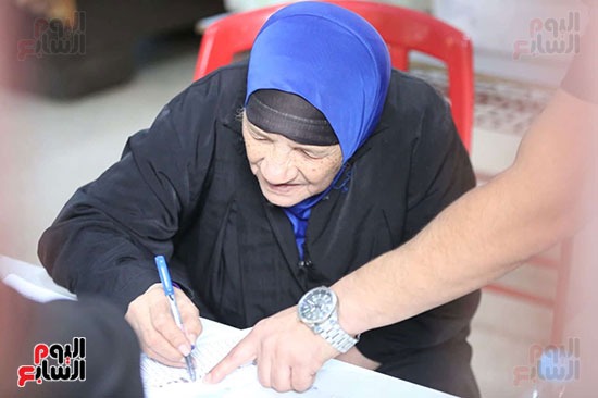 إقبال كثيف علي لجان البساتين في اليوم الثاني لانتخابات مجلس النواب (3)